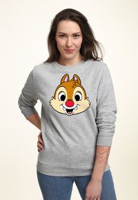 Felpa grigia con una grande grafica del volto di uno scoiattolo cartoon. La felpa presenta polsini a costine e un collo rotondo.