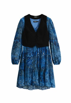 Abito blu a fantasia floreale con maniche lunghe trasparenti e un corpo in stile gilet nero. Presenta un orlo arricciato e chiusura con bottoni sul gilet.