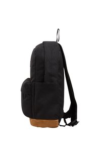 Mochila de tela negra con dos correas ajustables, un bolsillo frontal y un panel inferior texturizado en marrón. Superficie lisa con un diseño robusto.