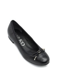 Czarna balerina z miękkiej skóry o zaokrąglonym nosku, zdobiona małą kokardką i metalicznymi akcentami z przodu. Gładka faktura i niski obcas.
