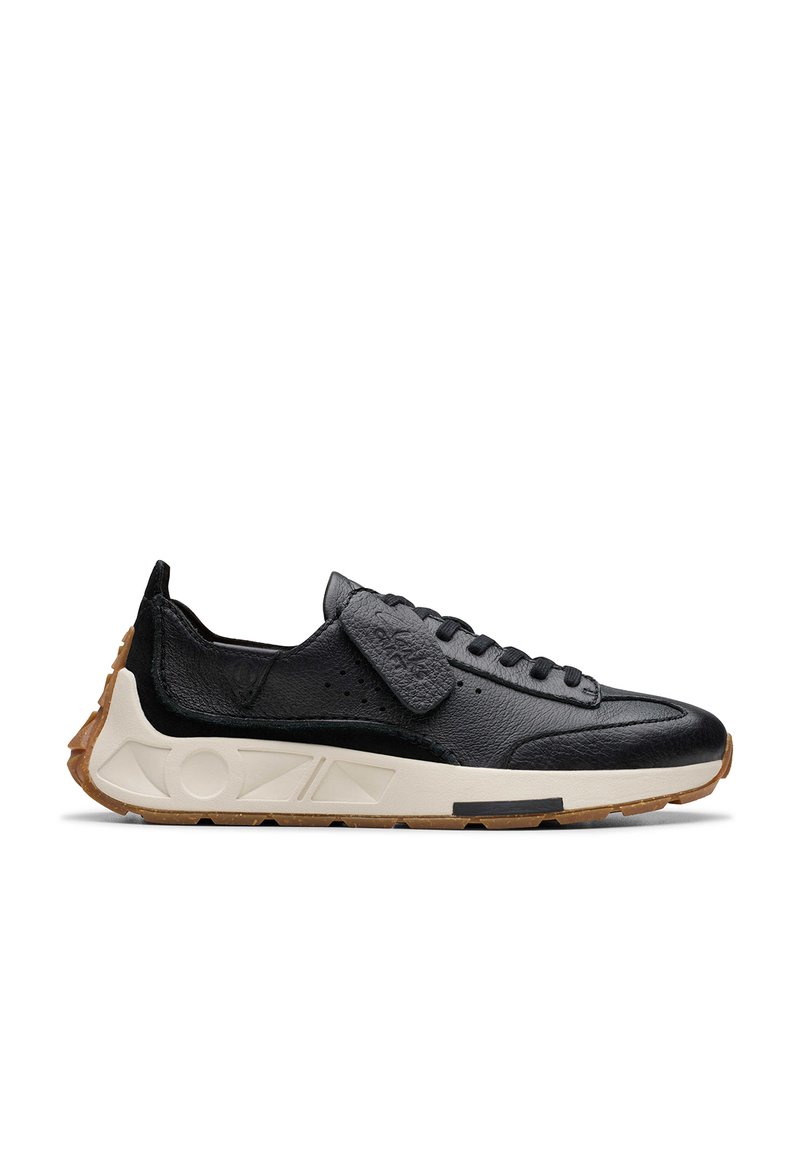 Czarne skórzane sneakersy z teksturowaną powierzchnią, sznurowanym zapięciem, gumową podeszwą oraz wyściełanym językiem. Wyraźnym akcentem jest logo znajdujące się z boku.
