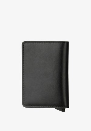 Cartera bifold de cuero negro con costuras visibles en los bordes, mostrada cerrada sobre un fondo blanco.