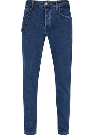 Sötétkék denim farmernadrág vékony fazonban, klasszikus öt zsebes kialakítással, fém gombos záródással és lánc díszítéssel az elülső zseben.