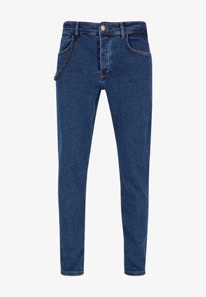 Dunkelblaue Jeans mit Slim Fit, klassischem Fünf-Taschen-Design, Metallknopfverschluss und einer Kette am vorderen Taschen.