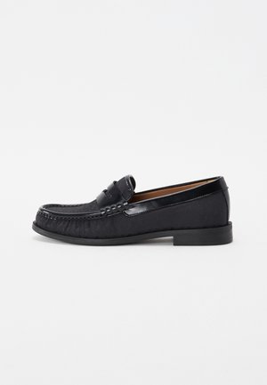 Sort herre loafer med læderkant, moktåsyning og lav stakket hæl, vist i sideprofil på hvid baggrund.