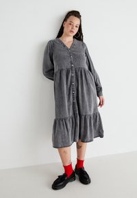 ONLY Carmakoma CARAVRIL DRESS - Džinsa auduma kleita - dark grey denim