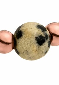 Runde, gefleckte Perle in Beige und Schwarz, flankiert von glänzenden roségoldenen Metallperlen, die ein strukturiertes, kontrastierendes Design schaffen.