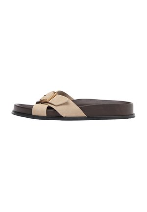 Sandalo marrone con ampia fascia in suede beige e fibbia color oro, suola piatta, punta aperta, vista laterale su sfondo bianco.