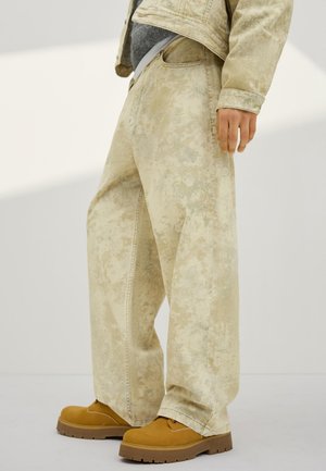 Bershka BARREL LEG PRINT  - Jean baggy - evergreen