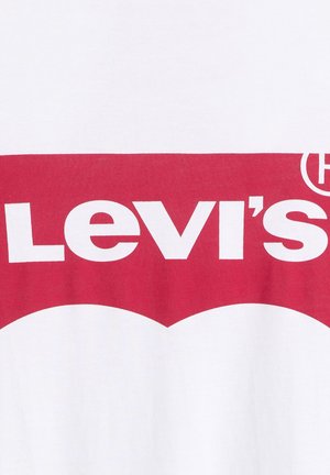 Camiseta blanca de algodón con un diseño gráfico rojo que presenta el texto "Levi's" y un logotipo curvado encima, hecho con letras gruesas y de contraste.