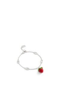 Bracelet en chaîne argentée avec un charm en forme de fraise rouge avec des accents verts, accompagné de petits maillons en forme de griffes de homard.