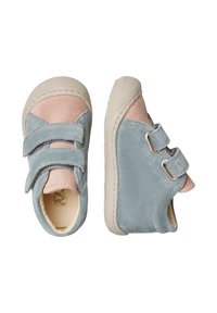 Chaussures pour tout-petits à fermeture Velcro en daim bleu clair et rose, avec un bout arrondi, des semelles en caoutchouc et une doublure intérieure douce pour le confort.