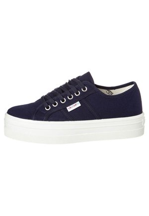 Marine canvas sneakers met een witte rubberen zool, ronde neus en zes metallic oogjes. Bevat een klein meerkleuren label aan de zijkant.