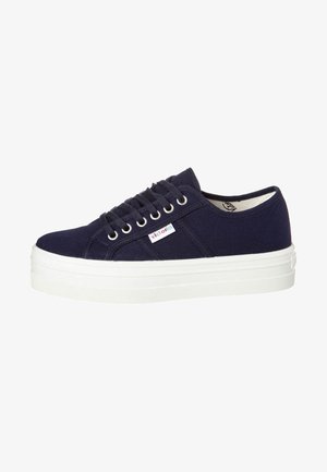 Marine canvas sneakers met een witte rubberen zool, ronde neus en zes metallic oogjes. Bevat een klein meerkleuren label aan de zijkant.