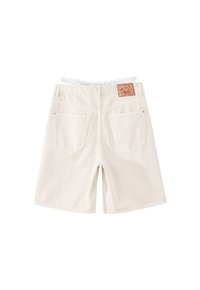 Ljusbeige shorts i bomull med spetsdetaljer i midjan, med två bakfickor och en mönstrad lapp på baksidan.