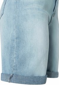 Shorts de denim azul claro con dobladillo enrollado. Cuenta con un clásico diseño de cinco bolsillos y un acabado suave y texturizado.