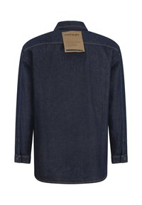 Camisa de mezclilla azul oscuro con cuello clásico y mangas largas. Presenta una etiqueta en la parte trasera y puños abotonados. Textura suave y corte recto.