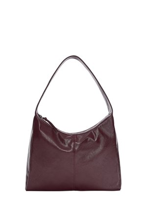 Sac à bandoulière en cuir bordeaux foncé avec une seule lanière et une fermeture éclair supérieure, texture lisse et détail avant légèrement froncé.