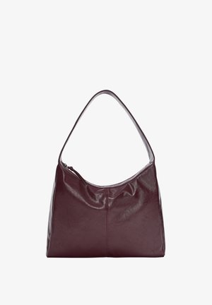 Sac à bandoulière en cuir bordeaux foncé avec une seule lanière et une fermeture éclair supérieure, texture lisse et détail avant légèrement froncé.