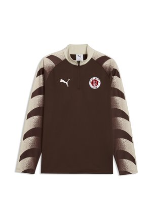 Braunes Sportoberteil mit langen Ärmeln, beigem Kragen und Ärmeln mit dunkelbraunen diagonalen Streifen, Puma-Logo und FC St. Pauli 1910 Wappen auf der Brust.