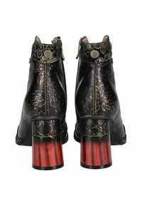 Stivaletti neri in pelle con motivo floreale, finitura testurizzata e tacco a blocco in legno rosso a contrasto. Chiusura con zip e hardware decorativo.