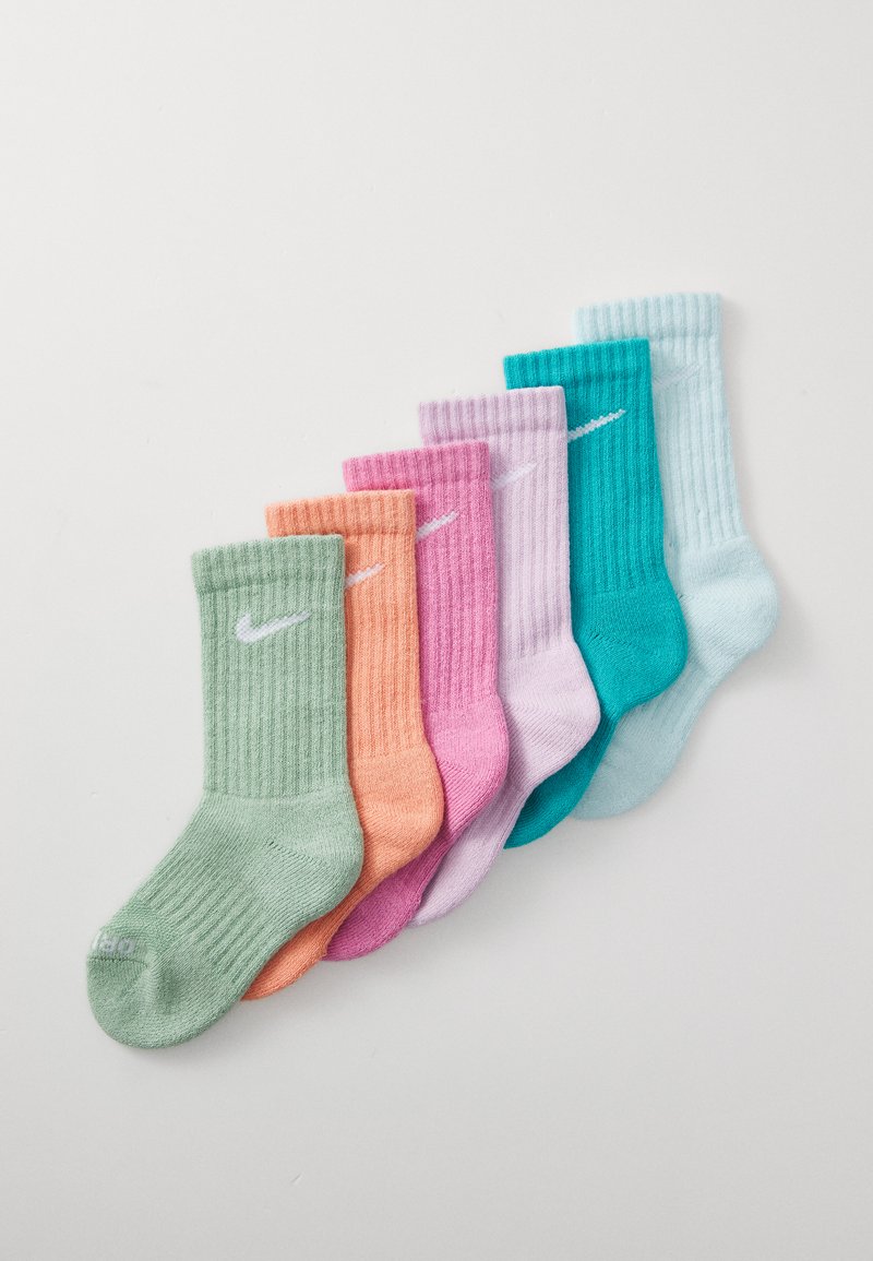 Conjunto de seis meias de cano curto com relevos em cores pastel: verde, laranja, rosa, roxo claro, teal e azul claro, cada uma com o logótipo branco da Nike.