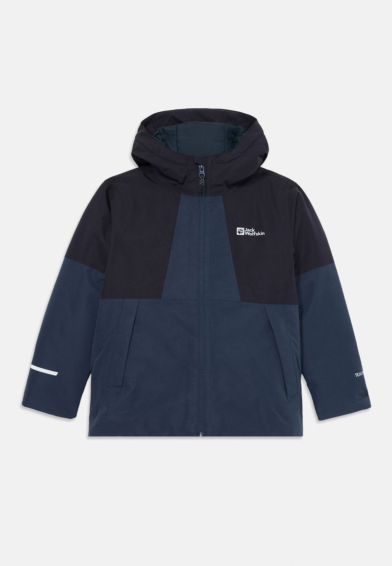 Giacca blu navy con cappuccio, caratterizzata da un design geometrico a blocchi di colore in tonalità scure, tasche laterali e dettagli riflettenti sulle maniche.
