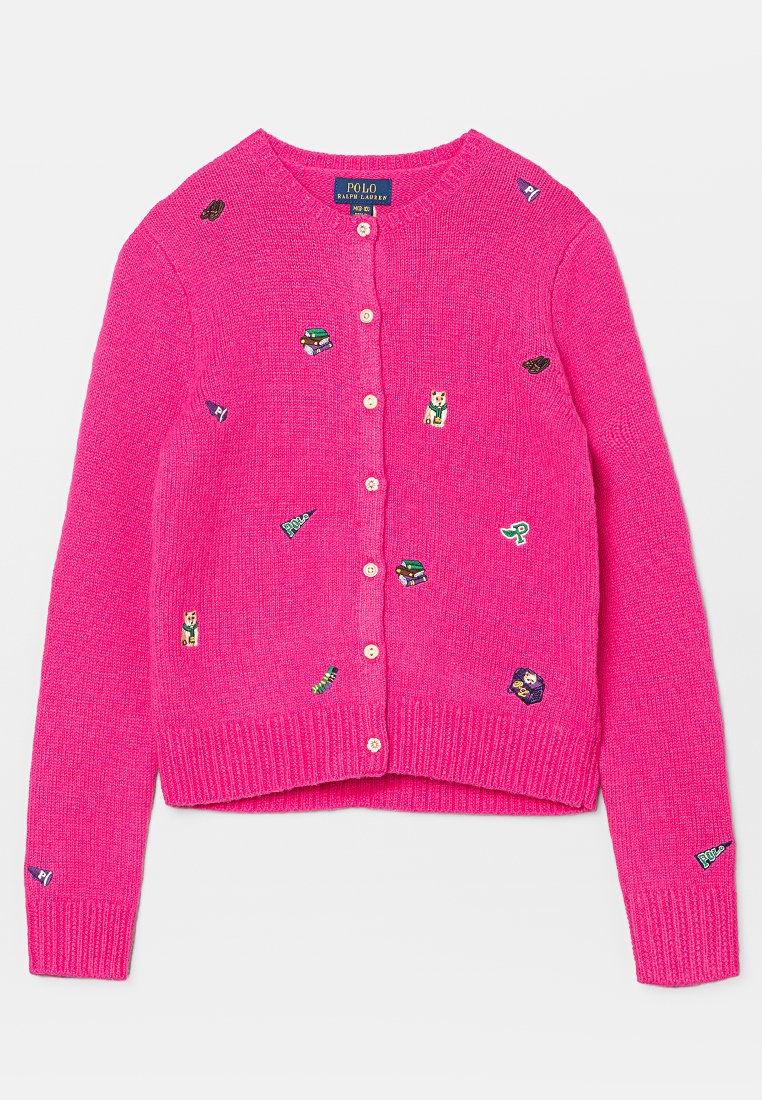 Różowy sweter z dzianiny z okrągłym dekoltem, zapięciem na pięć guzików oraz różnorodnymi, kolorowymi naszywkami na przodzie.