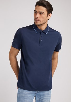 Naviblaues Poloshirt aus glattem Stoff, mit einem Kragen in hellblauen Akzenten und einer Knopfleiste mit drei Knöpfen. Kurze Ärmel, taillierte Passform.