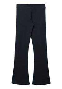 Czarne spodnie z wysokim stanem, o rozszerzanym kroju nogawek, wykonane z gładkiego, elastycznego materiału.