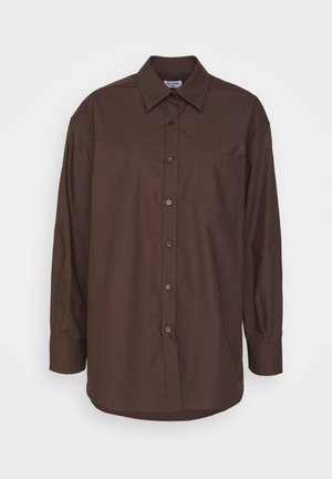 Brun langærmet skjorte med button-down krave, brystlomme og buet kant. Lavet af vævet stof med en glat tekstur.