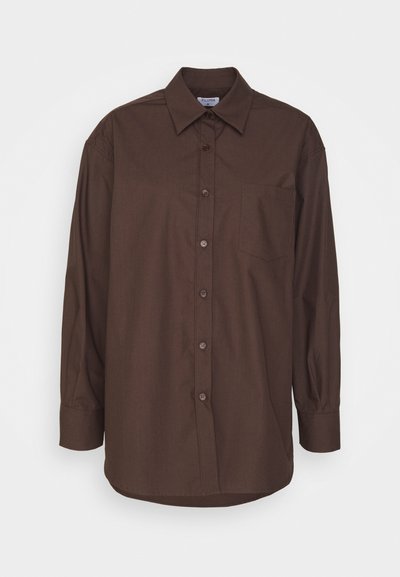 Braunes Langarmhemd mit Button-Down-Kragen, Brusttasche und abgerundetem Saum. Hergestellt aus gewebtem Stoff mit glatter Textur.