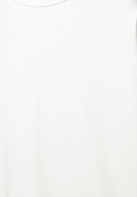 T-shirt en coton blanc avec un col rond et une texture lisse, au design uni sans logos ni motifs visibles.