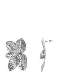 Sølvøyredobber i blomsterform med strukturert overflate, med avlange kronblader som skaper en lagdelt effekt. Festes med innlegg for sikker bruk.
