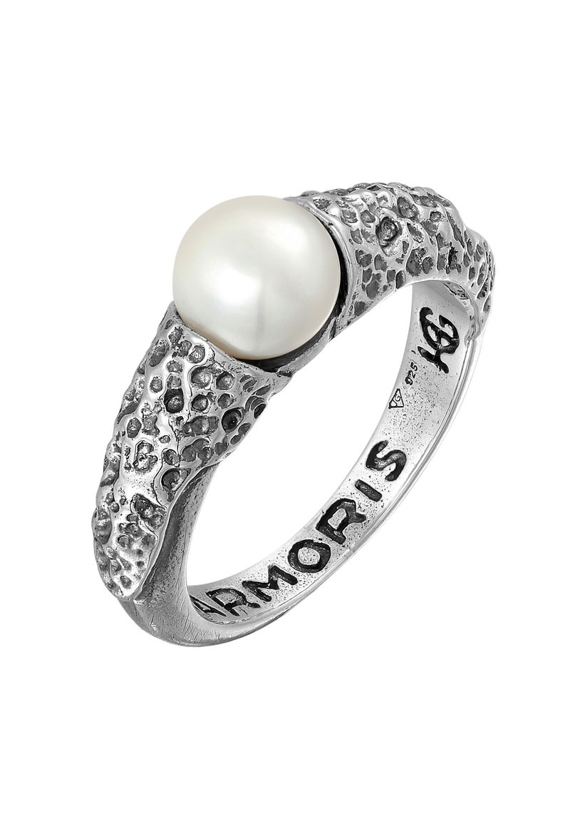 Silverring med en texturerad, organisk design som har en slät vit pärla i mitten. Graverat varumärke synligt insidan av ringen.