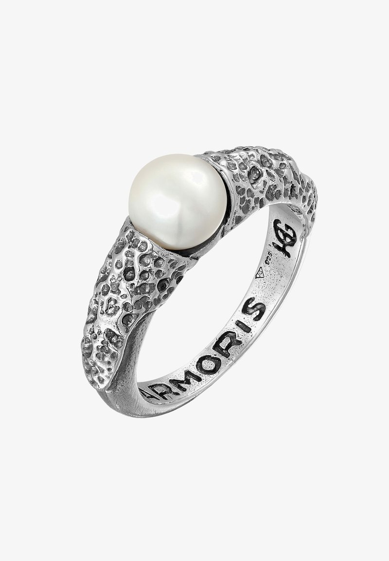 Silverring med en texturerad, organisk design som har en slät vit pärla i mitten. Graverat varumärke synligt insidan av ringen.