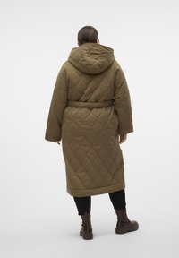 Vero Moda Curve VMCSASHA LONG COAT - Zimní kabát - capers