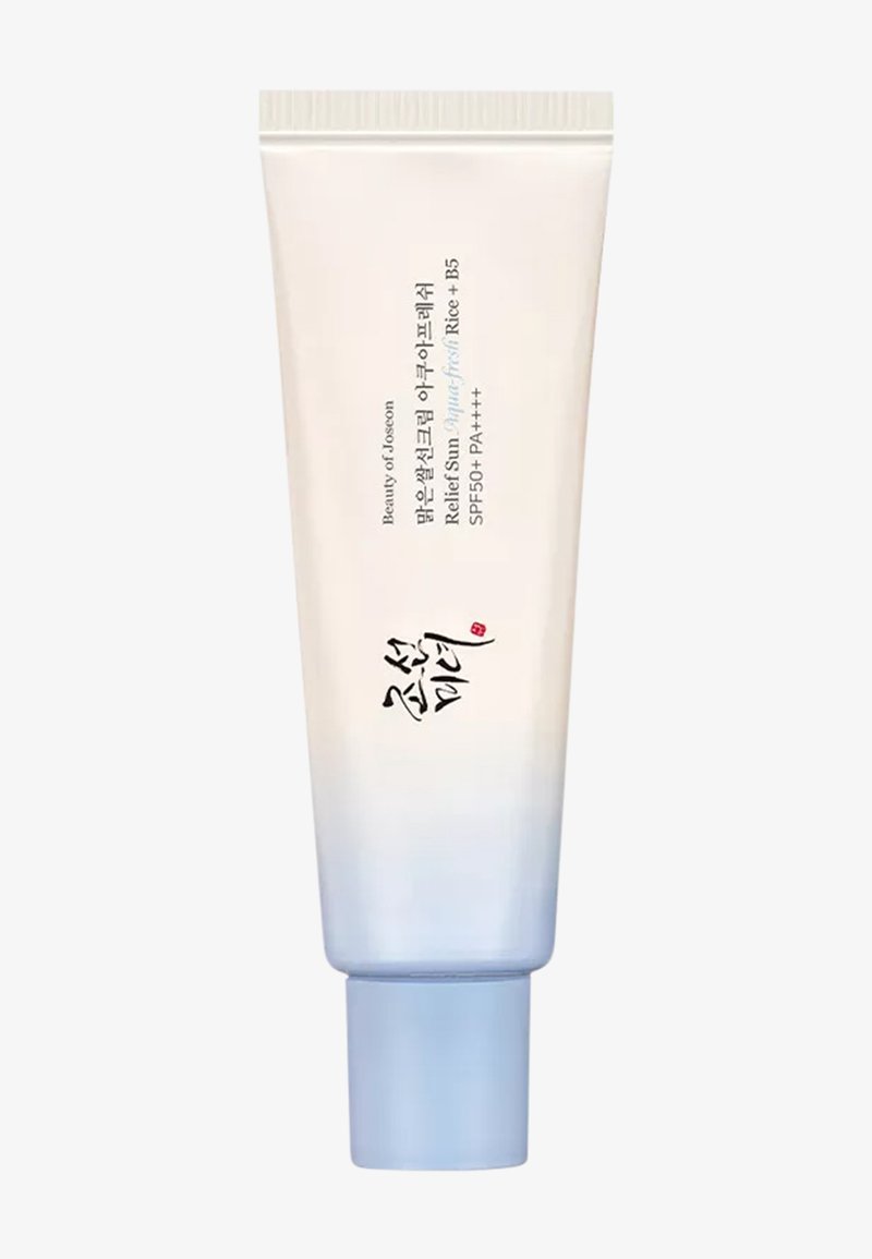 Tube de crème solaire étiqueté Beauty of Joseon Relief Sun avec SPF 50+ PA++++, contenant du riz et de la vitamine B5, avec un capuchon en dégradé blanc à bleu clair.