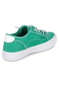 Sneaker verde in tela con suola e dettagli bianchi in gomma. Caratterizzato da una forma arrotondata, allacciatura frontale e tacco rinforzato con un'anello.