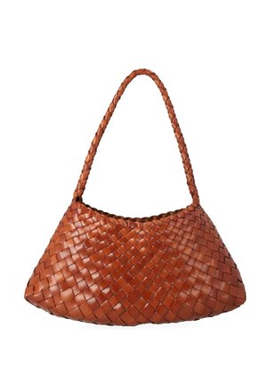 Sac à main en cuir marron avec texture tissée et une bandoulière tressée unique, large à la base et se rétrécissant vers l'ouverture supérieure.