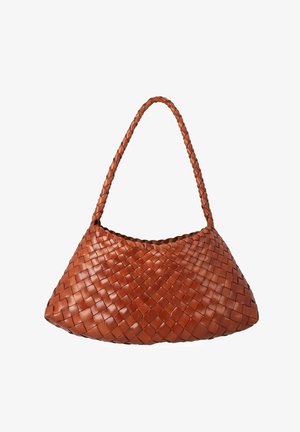 Sac à main en cuir marron avec texture tissée et une bandoulière tressée unique, large à la base et se rétrécissant vers l'ouverture supérieure.