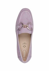 Lila suède loafers met een geperforeerd ontwerp, voorzien van metalen lussen als accenten en een gepolsterde binnenzool gemarkeerd met "Comfort Fit."