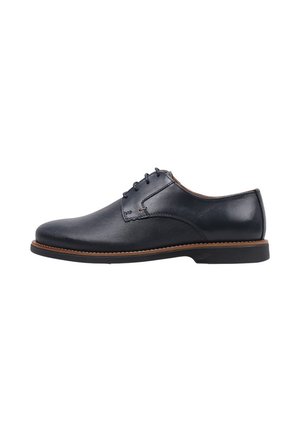 Chaussure derby en cuir noir pour homme avec avant texturé, arrière lisse, couture marron et semelle noire, vue de profil sur fond blanc.