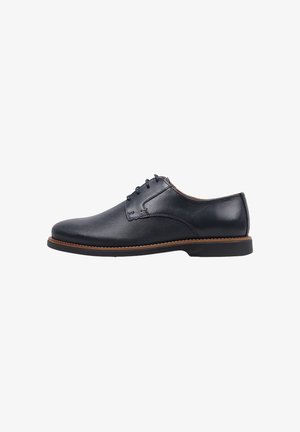 Chaussure derby en cuir noir pour homme avec avant texturé, arrière lisse, couture marron et semelle noire, vue de profil sur fond blanc.