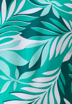 Motif de feuilles tropicales vertes et blanches sur tissu avec des feuilles de palmier et de fougère superposées dans des tons de bleu sarcelle et de blanc.