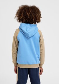 Hoodie met een lichtblauwe achterkant, tankleurige mouwen en een geribbelde tankleurige zoom. Zachte textuur, casual ontwerp geschikt voor dagelijks gebruik.