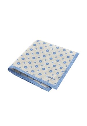 Pochette en lin beige avec des motifs floraux circulaires bleus et une bordure bleue, pliée soigneusement avec le logo "BOGGI MILANO" dans un coin.