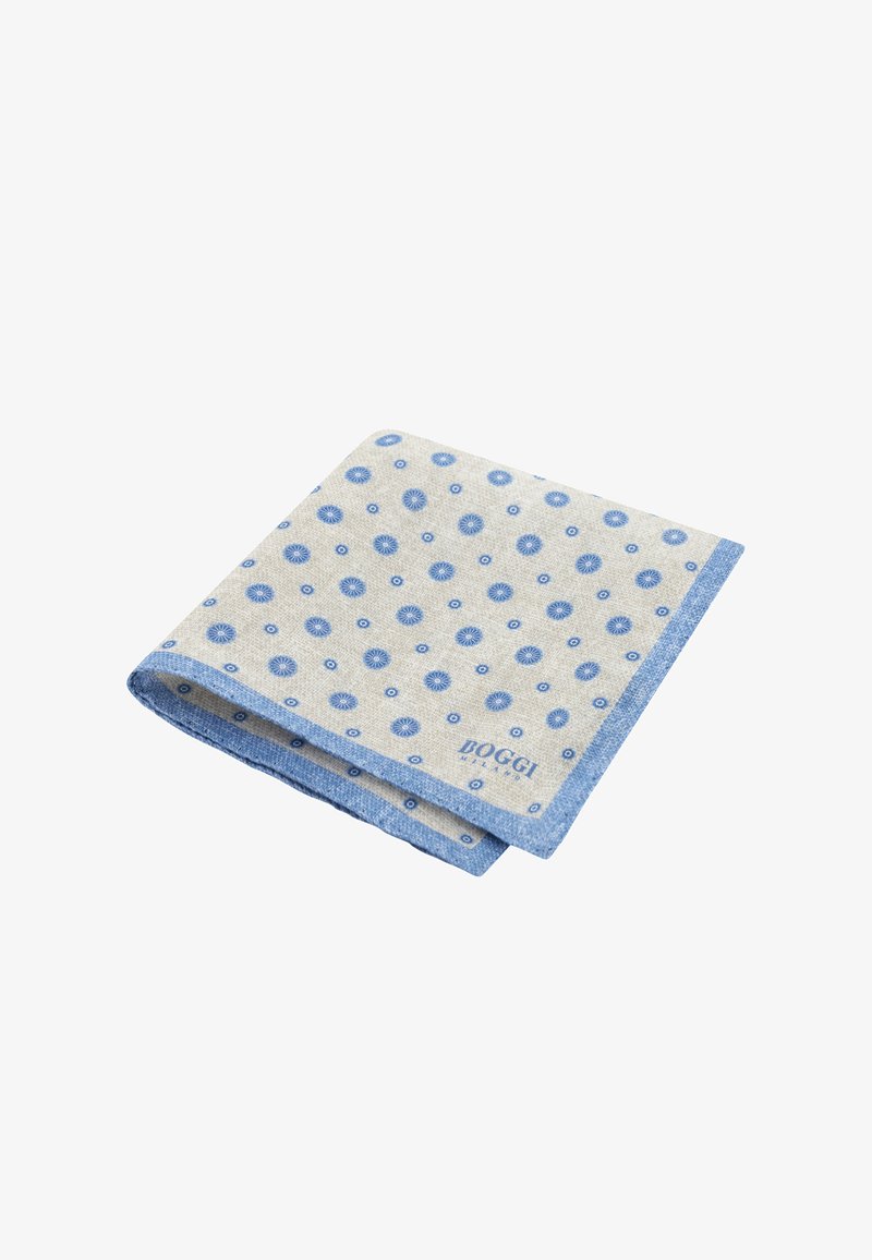 Beżowa lniana poszetka z niebieskimi okrągłymi wzorami kwiatowymi i niebieską ramką, starannie złożona z logo "BOGGI MILANO" w rogu.