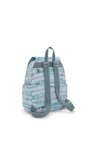 Mochila de tela azul clara con un patrón de hojas tropicales en rosa y verde. Incluye correas ajustables grises y bolsillos laterales.