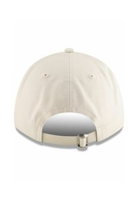 Gorra beige con visera curva, correa ajustable, costuras visibles y orificios de ventilación. Textura de tela lisa con un acabado de color sólido.